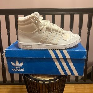 Size 9 Addidas Top Ten Hi. White previously loved. Excellent condition